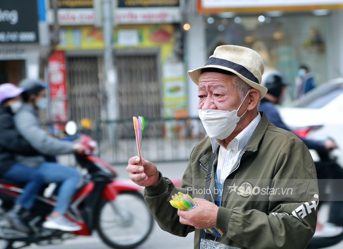 Người đàn ông quanh năm bán bút bi giữa phố Hà Nội: 'Tôi đi làm là nghỉ ngơi, ở nhà là chán nản' Ảnh 11