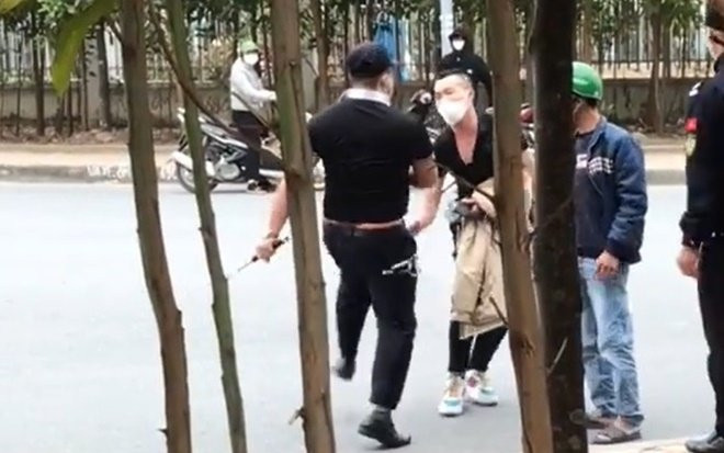 Clip: Đánh vợ ngay giữa đường, gã chồng bị nam bảo vệ đấm túi bụi phải rối rít xin tha Ảnh 2