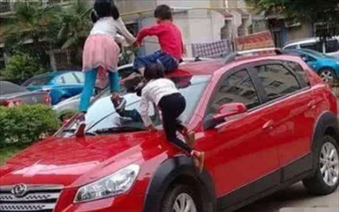 Con nhảy lên ô tô sang làm chủ xe thiệt hại hơn 1 tỷ, thái độ của phụ huynh khiến dân tình 'chán hẳn' Ảnh 2