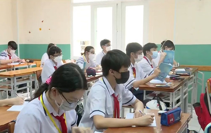 Dân mạng cười lăn trước khoảnh khắc 2 nam sinh có hành động kỳ lạ trong lớp ngay trên sóng truyền hình Ảnh 2