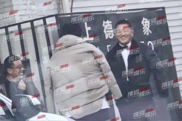 Lý Á Bằng diện vest, cười rạng rỡ trước tiệm chụp ảnh cưới