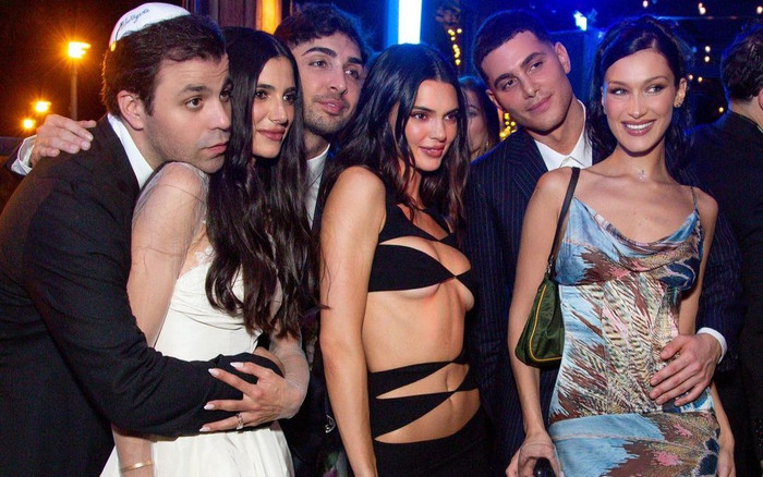 Kendall Jenner bị chỉ trích vô duyên vì mặc váy cắt xẻ chiếm spotlight trong đám cưới bạn thân Ảnh 2