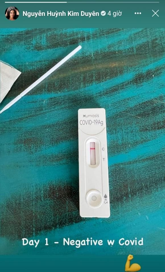 Trước đó, top 16 Miss Universe 2021 đăng tải hình ảnh ngày đầu tiên có kết quả xét nghiệm âm tính kèm theo icon biểu thị cho sự mạnh mẽ và cố gắng.