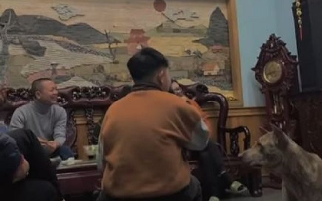 Cậu bé hát karaoke với giai điệu 'lạ', cả nhà gắng gượng lắng nghe nhưng vẫn không nhịn được cười Ảnh 2