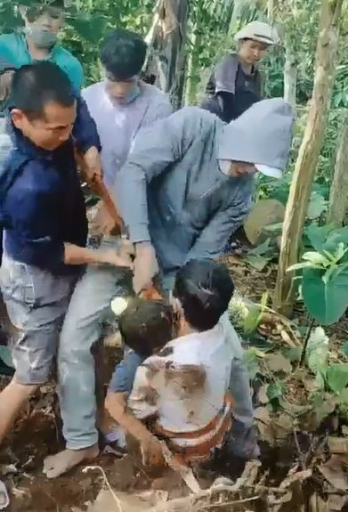 Bé H. được nhóm thợ sơn cứu lên an toàn. 