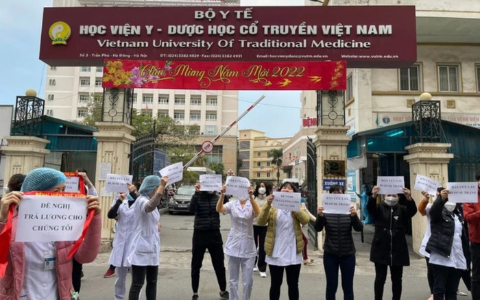 Lãnh đạo bệnh viện báo cáo gì về việc hàng chục nhân viên căng băng rôn vì bị nợ lương nhiều tháng liền? Ảnh 2