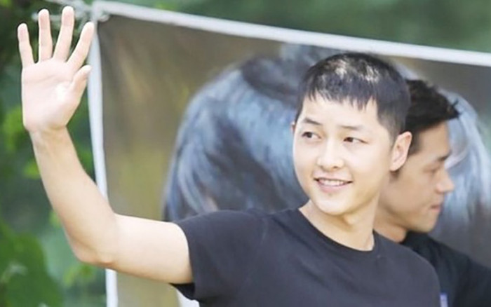 Hậu ly hôn Song Hye Kyo, Song Joong Ki rụng tóc, hói đầu vì đau buồn? Ảnh 2