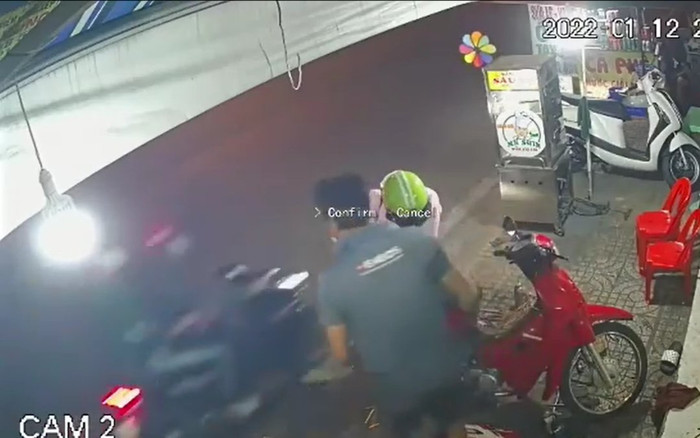 Clip: Vừa giật túi xách của cô gái, 2 thanh niên tăng ga tẩu thoát thì bất ngờ tự ngã lăn xuống đường Ảnh 2