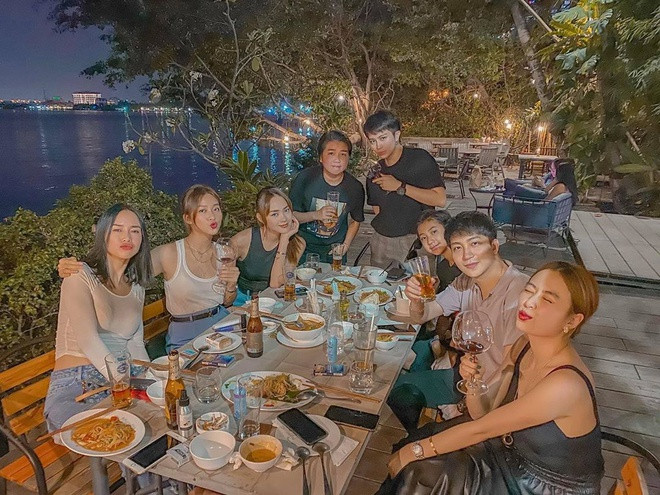 Gil Lê đi chơi chung cùng Hoàng Thùy Linh và nhóm bạn.