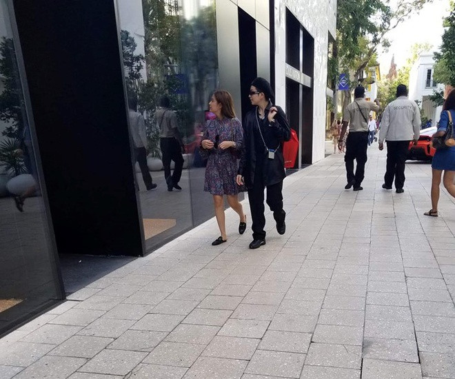 Gil Lê đưa Hoàng Thùy Linh dự sự kiện ở Mỹ hồi tháng 1/2021.