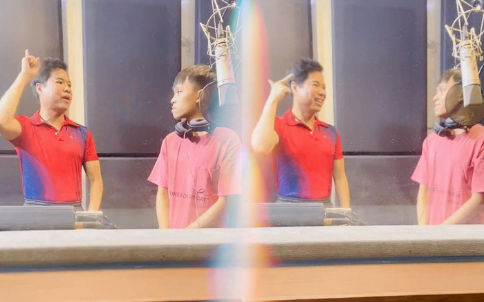 Clip: Danh ca Ngọc Sơn nhiệt tình luyện hát cho Hồ Văn Cường, còn đặc biệt chú ý chi tiết này Ảnh 2