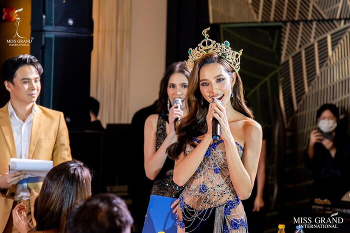 Một bộ cánh được NTK nước bạn thực hiện cho Thùy Tiên. 