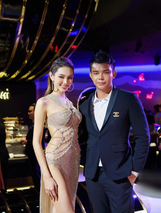 Tuy nhiên, do chất liệu mong manh nên dưới ánh đèn flash, cô vô tình để lộ n.ội y bên trong. 