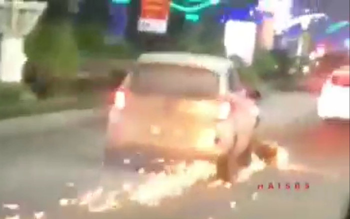 Clip: Ô tô con húc văng nam thanh niên, kéo lê xe máy của nạn nhân gây tóe lửa cả đoạn đường dài Ảnh 2