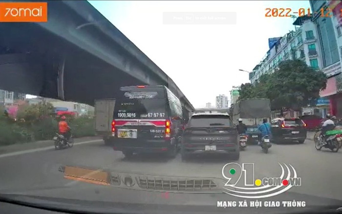 Clip: Ngán ngẩm cảnh 2 ô tô liên tục lạng lách, 'kèn cựa' nhau ngay giữa đường phố Hà Nội đông đúc Ảnh 2
