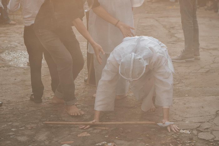 Tròn 100 ngày bố mất, Dương Triệu Vũ đăng hình nghệ sĩ Hoài Linh gục bên linh cữu bố đầy xúc động Ảnh 2