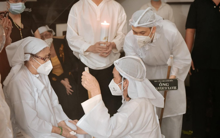 Tròn 100 ngày bố mất, Dương Triệu Vũ đăng hình nghệ sĩ Hoài Linh gục bên linh cữu bố đầy xúc động Ảnh 2