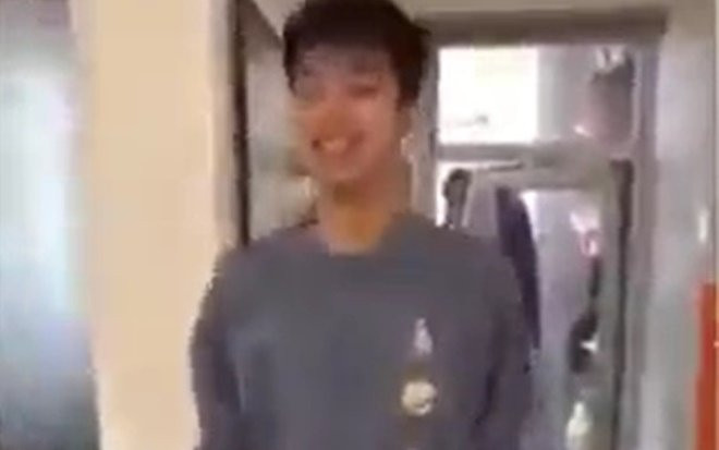 Clip: Nam sinh nghĩ ra chiêu mới cực 'lươn lẹo' để qua môn thể dục online, thầy cô nhìn chắc tức anh ách Ảnh 2