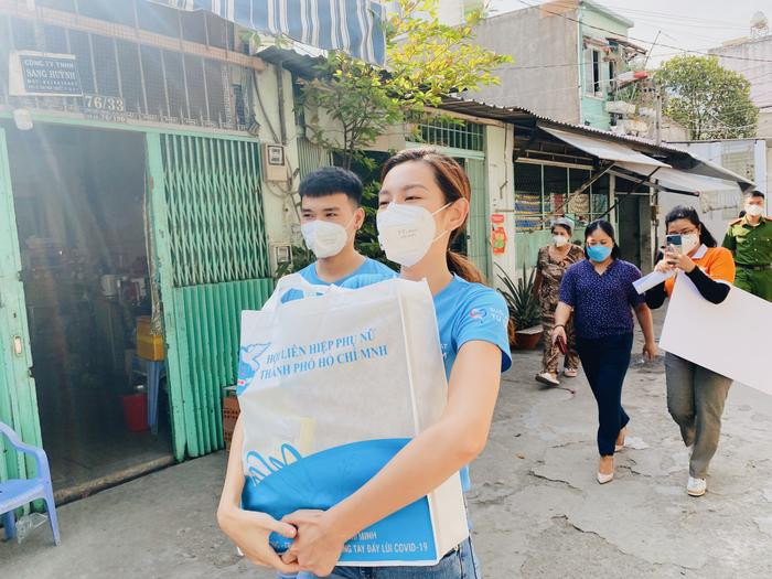 Thùy Tiên giản dị đi làm từ thiện, có hành động đẹp khiến cư dân mạng không khỏi xuýt xoa Ảnh 5