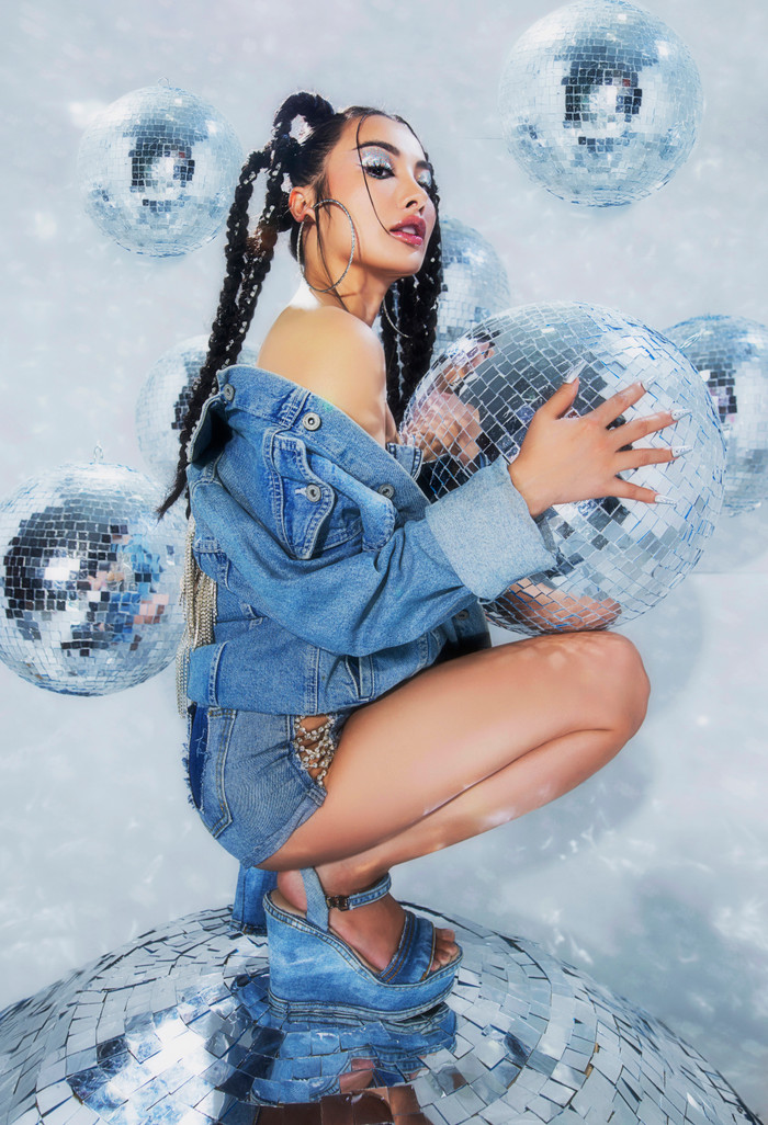 Set denim siêu sexy được nữ diễn viên lựa chọn cùng sandal ton-sur-ton và phong cách makeup cá tính 