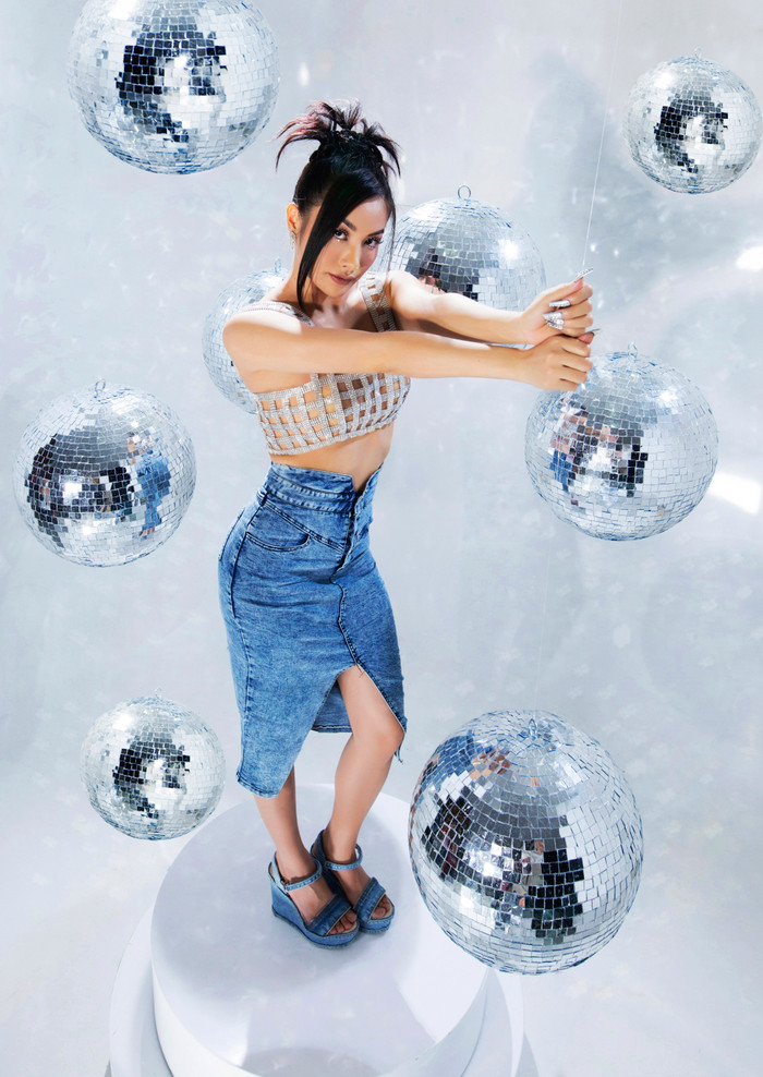 Yaya Trương Nhi cân bằng vẻ phóng khoáng, bụi bặm của jeans với mái tóc chải chuốt và gương mặt được trang điểm thanh nhã 