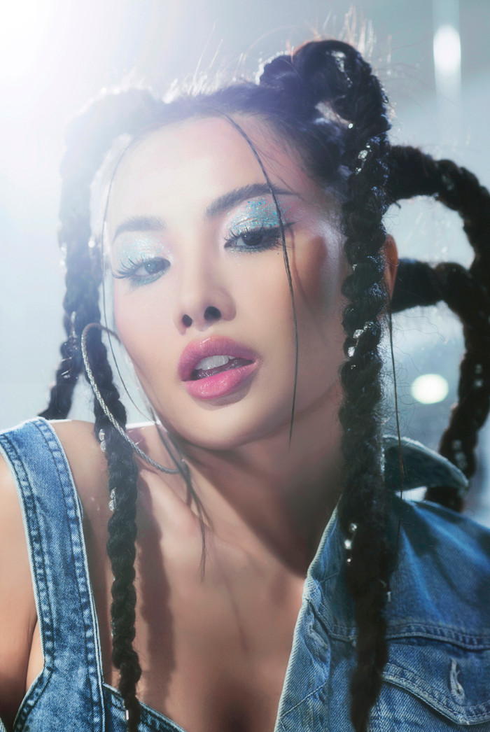 Mái tóc được tết cầu kỳ mang hơi hướng thời trang thập niên 2000 