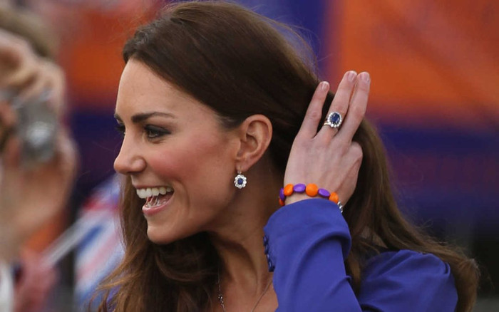 Trang sức vô giá Kate được Hoàng gia Anh tặng, Meghan nằm mơ cũng không có Ảnh 2