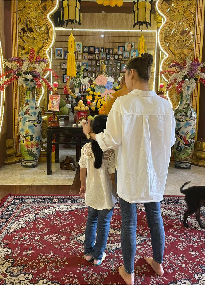 Trương Bảo Như đưa bé Lavie đến chùa thắp hương cho Mai Phương. 