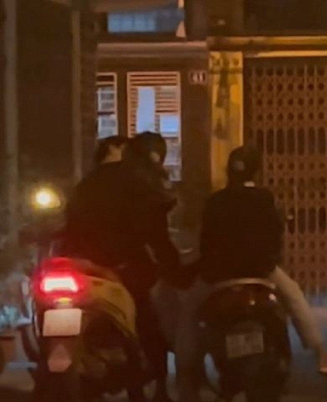 Cặp đôi thản nhiên ôm hôn nhau đắm đuối khi đứng cạnh bạn. 