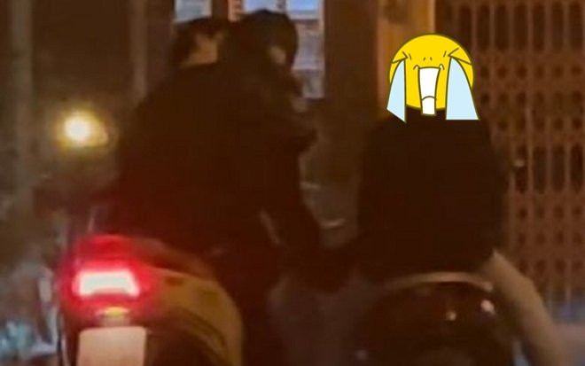 Cặp đôi hồn nhiên hôn nhau 'ngấu nghiến', phản ứng của cô bạn đứng ngay cạnh càng chú ý hơn Ảnh 2