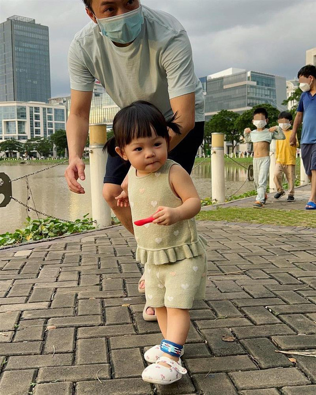 Đưa bé Suchin đi chơi ở nơi đông người, Cường Đô La bị nhắc nhở Ảnh 4
