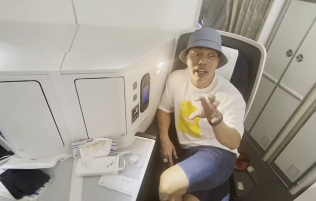 Anh hào hứng khi được ngồi ở khu vực riêng, có chỗ gác chân, thoải mái hơn mọi khi. 