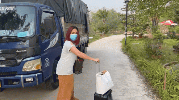 Cát Tường gặp phải tình huống trớ trêu mỗi lần đi quay ở nơi xa trung tâm thành phố