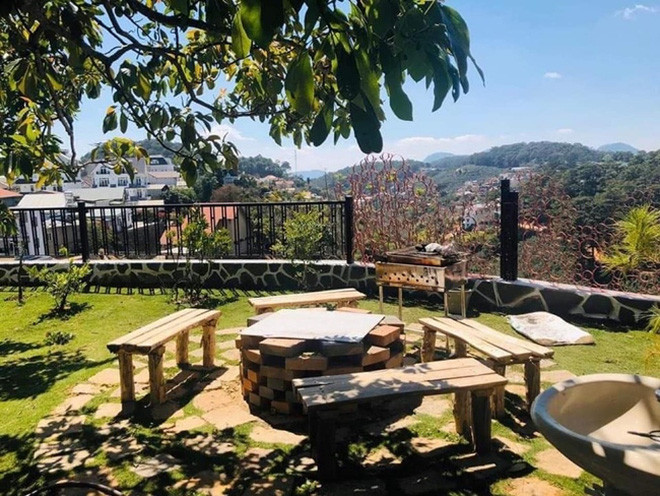 Căn biệt thự nằm trên đồi, có không gian tuyệt đẹp để ngắm cảnh toàn khu thung lũng 