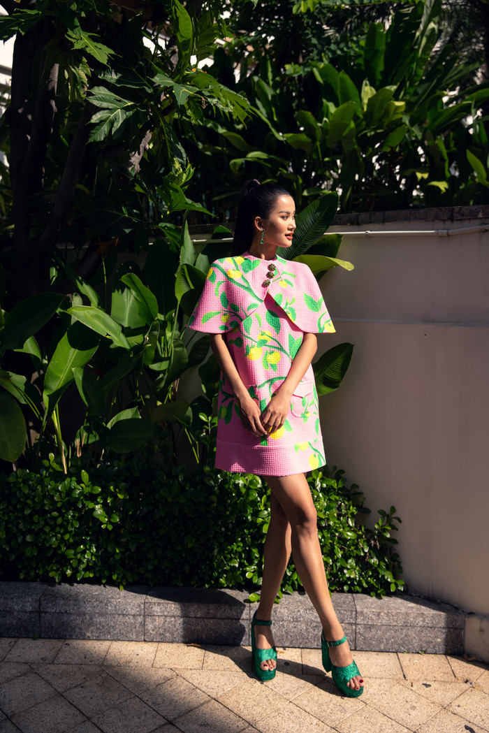 Hương Ly, Hoàng Phương đẹp tươi tắn với váy áo hoạ tiết quả thị mùa Xuân Ảnh 2