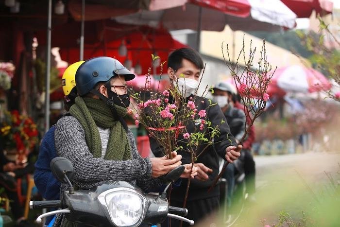 Hà Nội: Chợ Tết nô nức sắc xuân, đào lê ngập tràn, nhiều gia đình du xuân từ sớm Ảnh 11