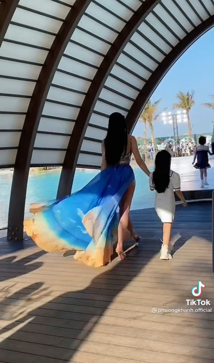 Miss Earth Phương Khánh đã phải đăng đàn 'trách móc' những cơn gió gây nên nhiều khó khăn trong khâu catwalk. 