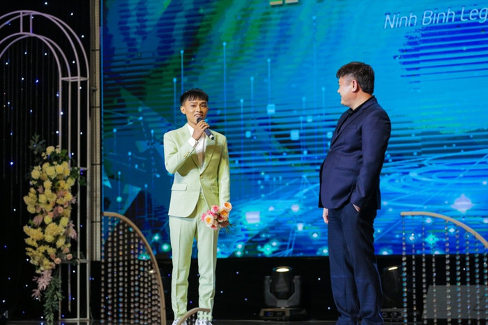 Trước đó ít ngày, loạt ảnh Hồ Văn Cường được Ngọc Sơn lái xế hộp tiền tỷ chở đến liveshow do bầu Thụy tổ chức ở Ninh Bình cũng nhận được rất nhiều sự chú ý của dân mạng. 