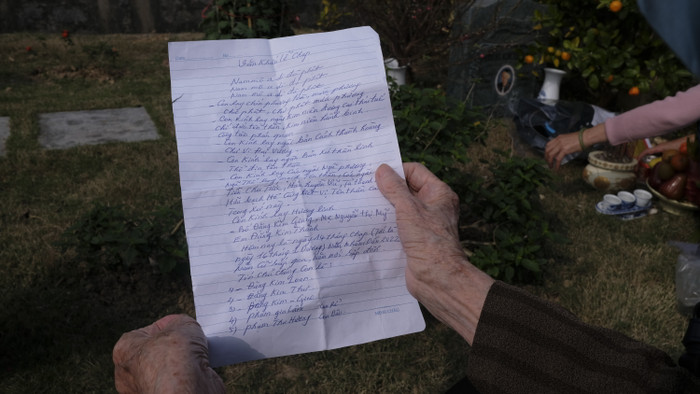 Bà Loan chuẩn bị bài cúng để báo cáo cha mẹ đã khuất.