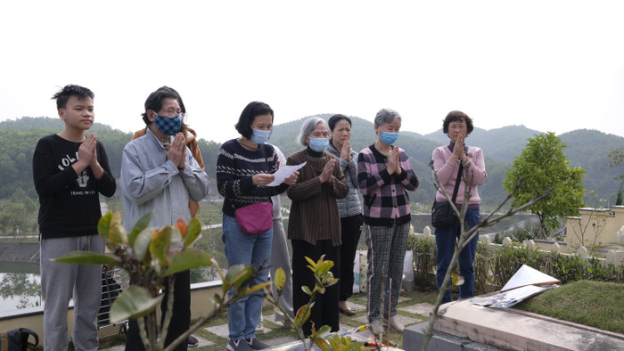 Gia đình bà Loan viếng mộ phần, mời gia tiên về đón Tết. 