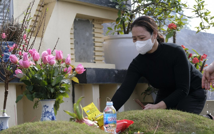 Lo 'tắc đường' vì dịch COVID-19, người Hà Nội tranh thủ đi tảo mộ mời gia tiên về đón Tết sớm Ảnh 2