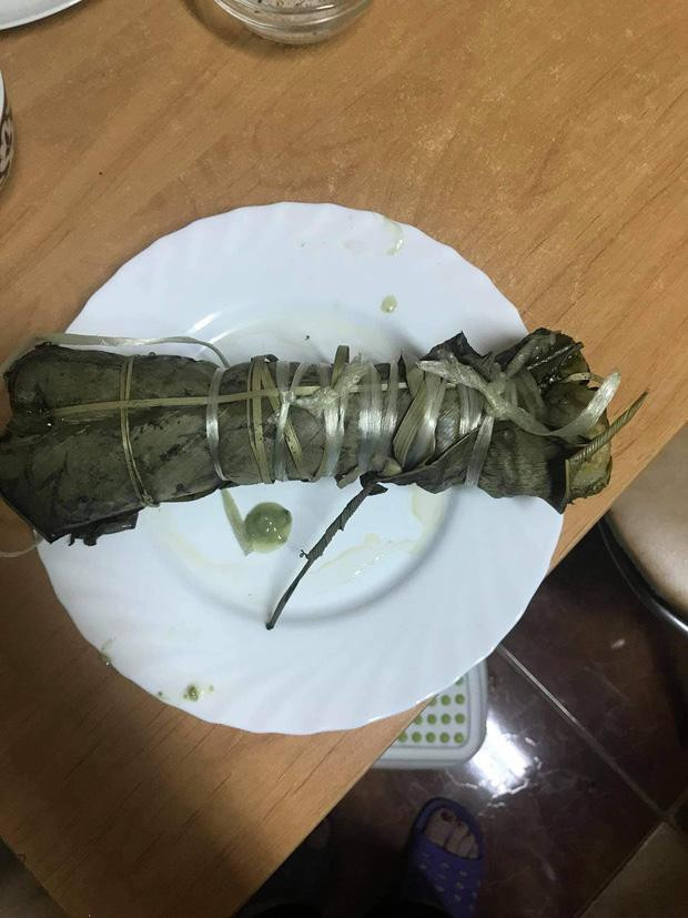 Thử tài gói bánh nhưng độ khéo tay có hạn nên kết quả méo mó đến là thương.