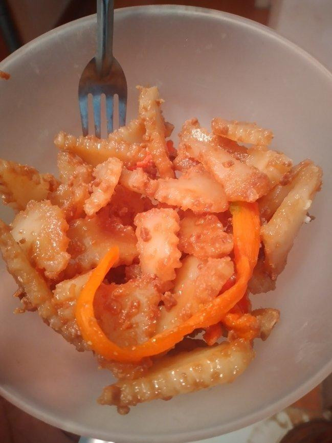 Bạn nghĩ đây là món gì? Củ cải muối ư, không phải đâu, đây là mứt dừa đấy, nhìn đã thấy mỏi miệng, đau răng rồi.