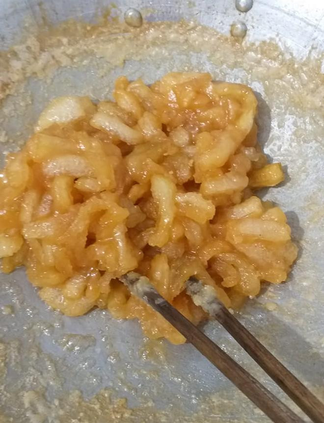 Thiên hạ đều làm mứt dừa, hội chị em vốn đoảng cũng không thể nằm ngoài cuộc vui, nhưng thực tế thu hại thì chẳng khác nào... tóp mỡ.