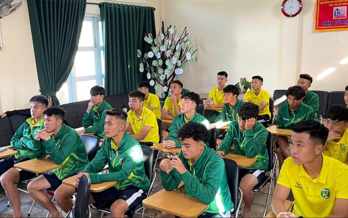 Đằng sau chuyện 49 cầu thủ của bầu Đức, bầu Hải làm tân sinh viên Đại học Ảnh 2