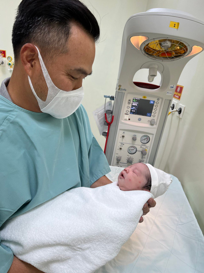 Giây phút bên chồng và con trai bé bỏng, Lý Thùy Chang khóc dù trước đó cô ít khi rơi nước mắt. 