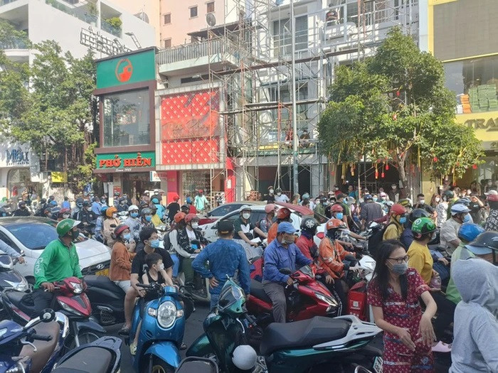 Nhiều người dân hiếu kỳ tụ tập trước cửa hàng của Trang Nemo