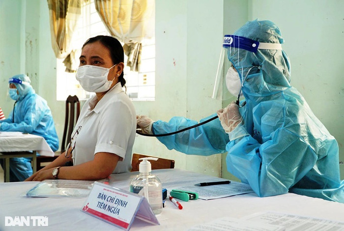 Người dân được thăm khám trước khi tiêm ngừa vaccine Covid-19 (Ảnh: Bảo Kỳ).