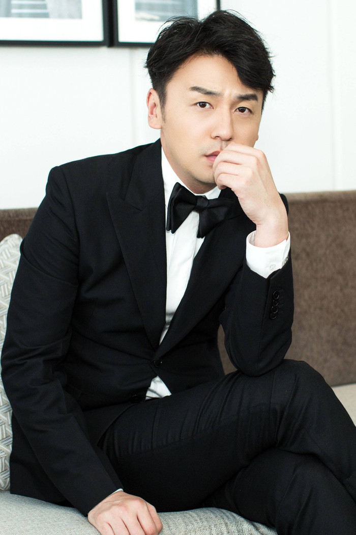 Nam diễn viên đã có gia đình hạnh phúc.