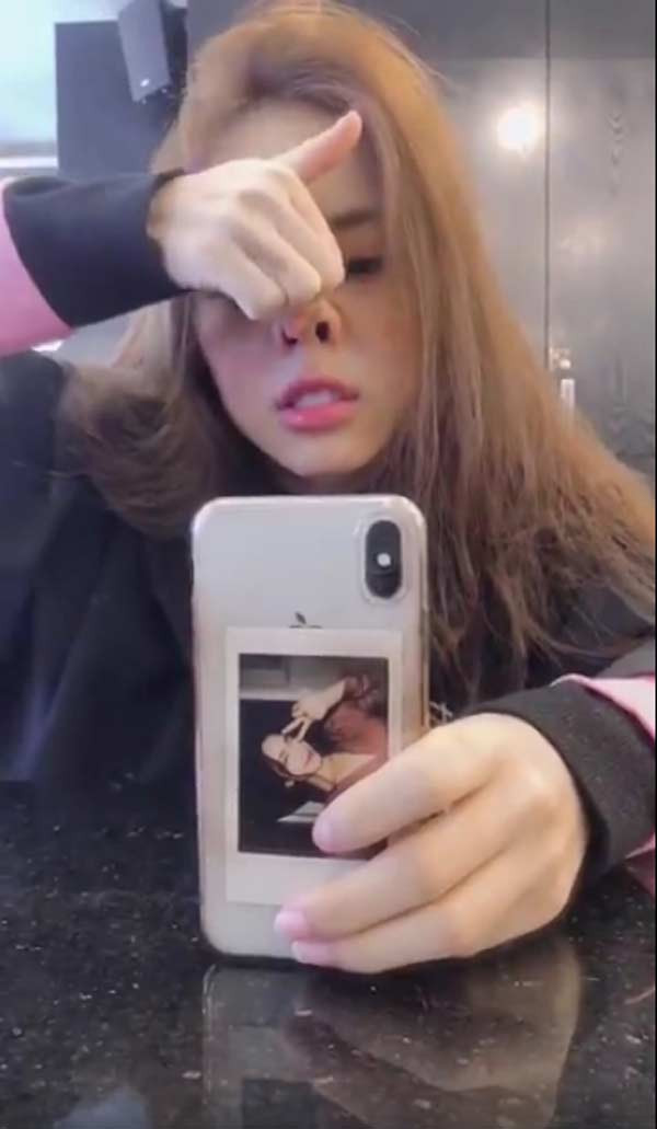 Hòa Minzy mạnh tay với gương mặt để khẳng định còn 'nguyên bản'.